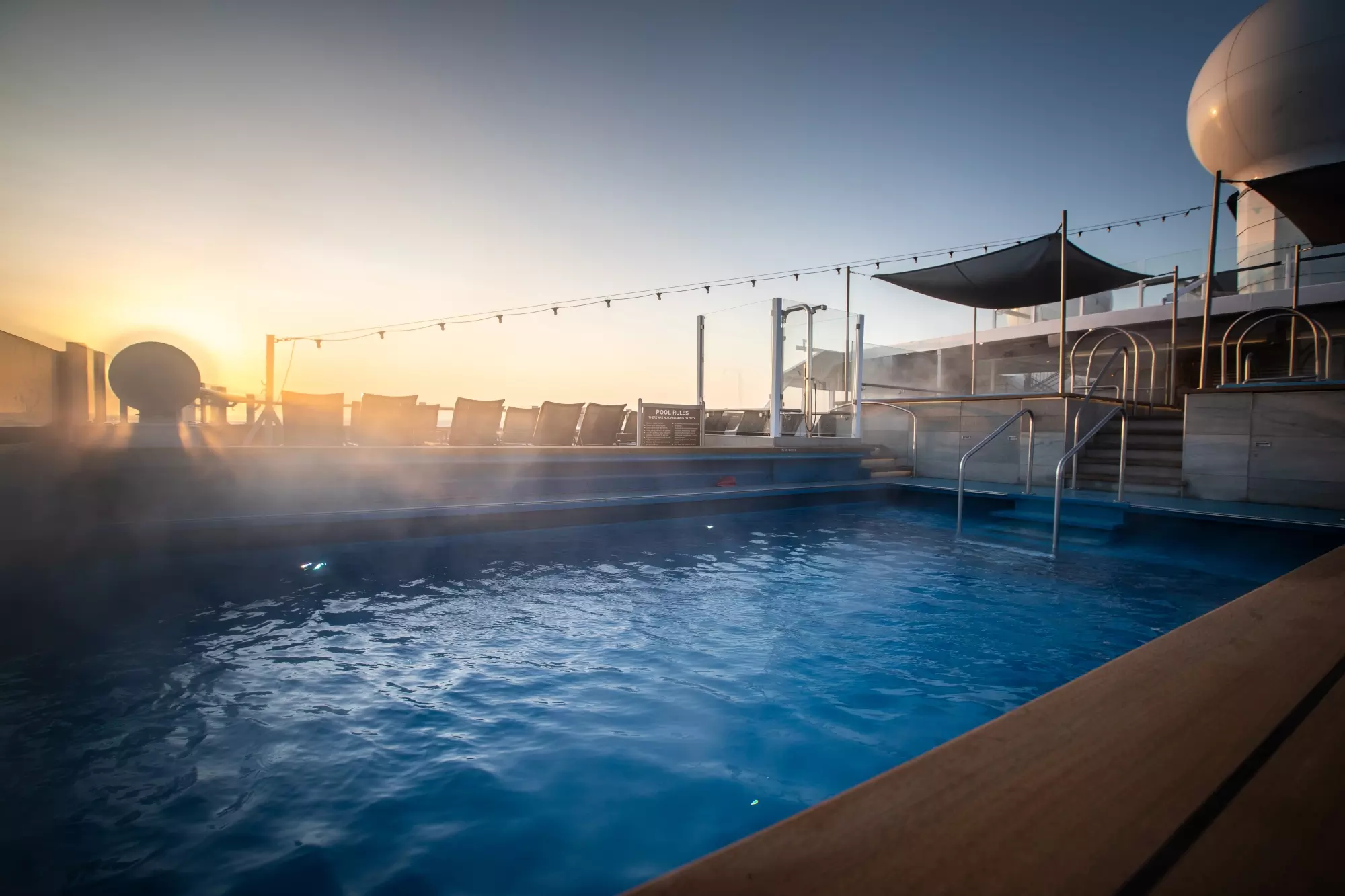 MyCruise Hurtigruten MS-Roald-Amundsen Offentlige-arealer Pool-spa2
